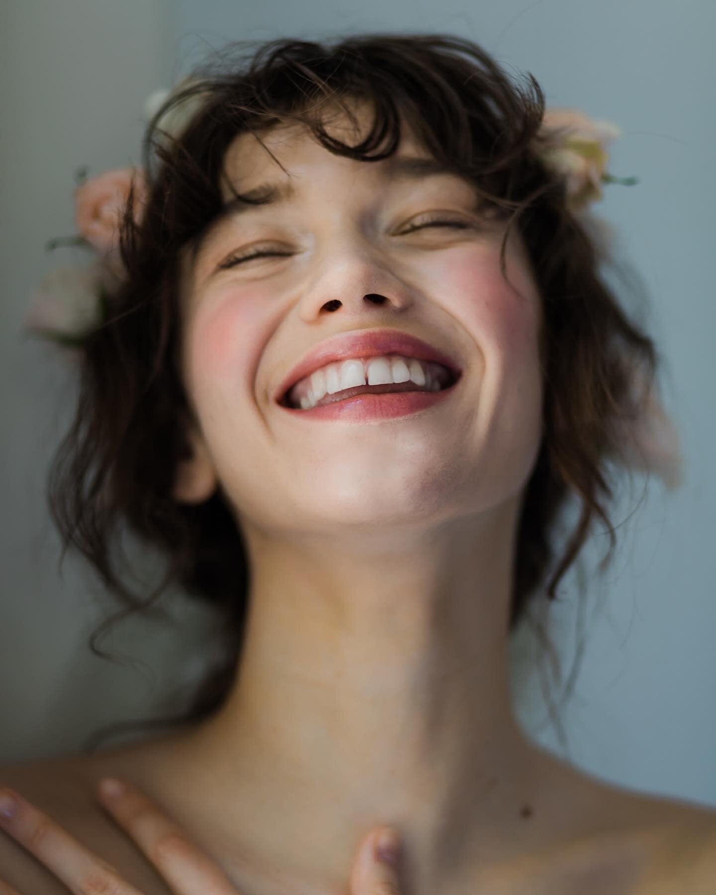 Beauty is more then just a vision it&rsquo;s a feeling , an energy, a moment in time 🤍
.
Creative Dir/concept &amp; Beauty Amybeth @bespokebeautyinc 
Photography @marissajoanho @coessential.wed 
Model @georgiadaypodmore @anm_mgmt 
Planning and Desig